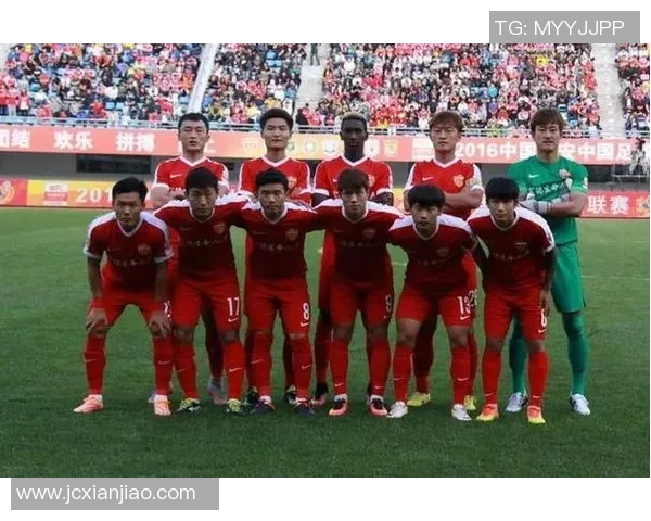 深圳足球队在最新状态排行榜中荣登第三名展现强劲实力